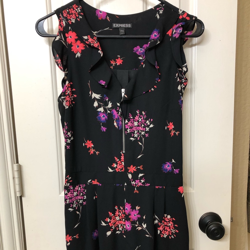 Ruffle sleeveless romper. Floral pattern. Size 6